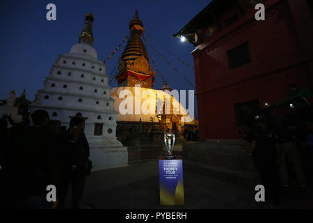 Kathmandu, Nepal. 26 Okt, 2018. Ein ICC Cricket World Cup Trophäe wird auf der Anzeige für die Medien vor swoyambhunath Stupa, ein UNESCO-Weltkulturerbe, in Kathmandu, Nepal am Freitag, 26. Oktober 2018 gesetzt. Credit: Skanda Gautam/ZUMA Draht/Alamy leben Nachrichten Stockfoto