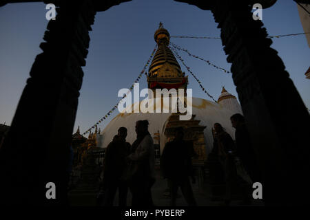 Kathmandu, Nepal. 26 Okt, 2018. Menschen flanieren Swoyambhunath Stupa, ein UNESCO-Weltkulturerbe, in Kathmandu, Nepal am Freitag, 26. Oktober 2018. Credit: Skanda Gautam/ZUMA Draht/Alamy leben Nachrichten Stockfoto