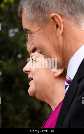 Prag, Tschechische Republik. 26 Okt, 2018. Der tschechische Premierminister Andrej Babis (rechts) trifft die Deutsche Bundeskanzlerin Angela Merkel (links) auf die Feiern der Tschechoslowakei's Centenary, in Prag, Tschechische Republik, am 26. Oktober 2018. Credit: Roman Vondrous/CTK Photo/Alamy leben Nachrichten Stockfoto