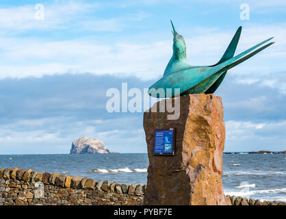 North Berwick, East Lothian, Schottland, Vereinigtes Königreich, 26. Oktober 2018. UK Wetter: Ein kalter Tag mit einer starken Brise in der Küstenstadt. Küstenseeschwalbe Bronze Skulptur des Bildhauers Geoffrey Dashwood im Scottish Seabird Centre mit Bass Rock am Horizont im Firth von weiter Stockfoto