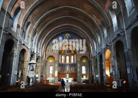 Mer, Frankreich. 08 Sep, 2018. Blick in das Innere der Kathedrale Notre Dame von Bagnères-de-Luchon (Bagneres de Luchon) in den französischen Pyrenäen, Hinzugefügt am 08.09.2018 | Verwendung der weltweiten Kredit: dpa/Alamy leben Nachrichten Stockfoto