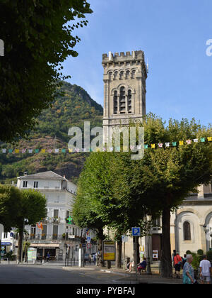 Mer, Frankreich. 08 Sep, 2018. Blick auf den Turm der Kathedrale Notre Dame von Bagnères-de-Luchon (Bagneres de Luchon) in den französischen Pyrenäen, an 08.09.2018 | Verwendung der weltweiten Kredit genommen: dpa/Alamy leben Nachrichten Stockfoto