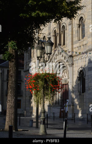 Mer, Frankreich. 08 Sep, 2018. Blick auf einen Teil der Notre Dame von Bagnères-de-Luchon (Bagneres de Luchon) in den französischen Pyrenäen, an 08.09.2018 | Verwendung der weltweiten Kredit genommen: dpa/Alamy leben Nachrichten Stockfoto