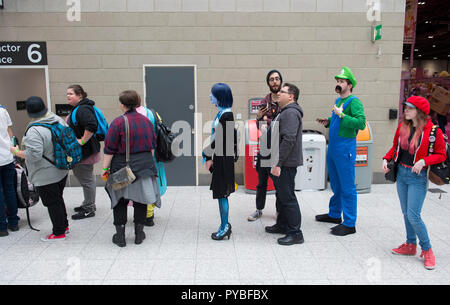 ExCel, London, UK. 26. Oktober, 2018. Drei Tag MCM Comic Con, Comic und cosplay Event, öffnet sich bei ExCel mit vielen Besuchern in aufwendigen Cosplay Kostüm. Luigi Warteschlangen für Bargeld. Credit: Malcolm Park/Alamy Leben Nachrichten. Stockfoto