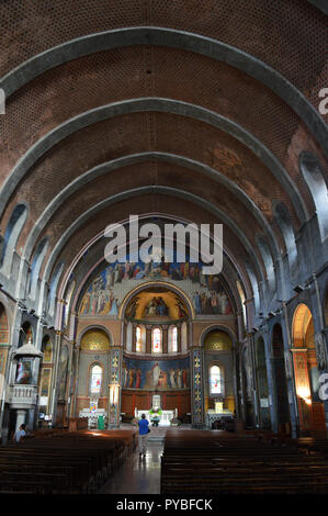 Mer, Frankreich. 08 Sep, 2018. Blick in das Innere der Kathedrale Notre Dame von Bagnères-de-Luchon (Bagneres de Luchon) in den französischen Pyrenäen, Hinzugefügt am 08.09.2018 | Verwendung der weltweiten Kredit: dpa/Alamy leben Nachrichten Stockfoto