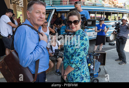 16. Februar 2018, Thailand, bei Krabi: 16 Februar 2018, Thailand, bei Krabi: Die Schauspielerin Alexa Maria Surholt und der Schauspieler Thomas Ruehmann während der Dreharbeiten von "In aller Freundschaft - Zwei Herzen" im Februar 2018. Am 26. Oktober 2018 erfolgreichste deutsche Krankenhaus-Serie "In aller Freundschaft" feiert sein 20-jähriges Bestehen. Am Freitag (26.10.2018) um 20:15, Das Erste zeigt das Bestehen des In aller Freundschaft - zwei Herzen' (In aller Freundschaft - zwei Herzen) in Funktion Länge anlässlich des Jubiläums. Foto: Thomas Schulze/dpa-Zentralbild/ZB Stockfoto