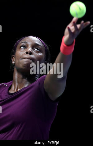 Oktober 26, 2018 - Singapur, Singapur - SLOANE STEPHENS der Vereinigten Staaten dient während ihres Gleichen gegen Angelique Kerber von Deutschland am 6. Tag der WTA Finale an der Singapur Indoor Stadium. Stephens gewann 6:3, 6:3. (Bild: © Paul Miller/ZUMA Draht) Stockfoto