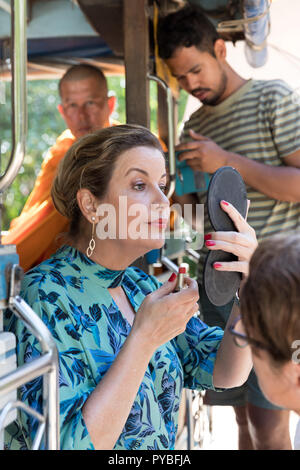 Bei Krabi, Thailand. 16 Feb, 2018. 16 Februar 2018, Thailand, bei Krabi: Die Schauspielerin Alexa Maria Surholt während der Dreharbeiten von "In aller Freundschaft - Zwei Herzen" im Februar 2018. Am 26. Oktober 2018 erfolgreichste deutsche Krankenhaus-Serie "In aller Freundschaft" feiert sein 20-jähriges Bestehen. Am Freitag (26.10.2018) um 20:15, Das Erste zeigt das Bestehen des In aller Freundschaft - zwei Herzen' (In aller Freundschaft - zwei Herzen) in Funktion Länge anlässlich des Jubiläums. Quelle: Thomas Schulze/dpa-Zentralbild/ZB/dpa/Alamy leben Nachrichten Stockfoto