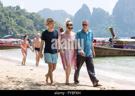 16. Februar 2018, Thailand, bei Krabi: 16 Februar 2018, Thailand, bei Krabi: Der Schauspieler Jascha Rust (L-R), der Schauspielerin Alexa Maria Surholt und der Schauspieler Thomas Rühmann während der Dreharbeiten von "In aller Freundschaft - Zwei Herzen" im Februar 2018. Am 26. Oktober 2018 erfolgreichste deutsche Krankenhaus-Serie "In aller Freundschaft" feiert sein 20-jähriges Bestehen. Am Freitag (26.10.2018) um 20:15, Das Erste zeigt das Bestehen des In aller Freundschaft - zwei Herzen' (In aller Freundschaft - zwei Herzen) in Funktion Länge anlässlich des Jubiläums. Foto: Thomas Schulze/dpa-Z Stockfoto
