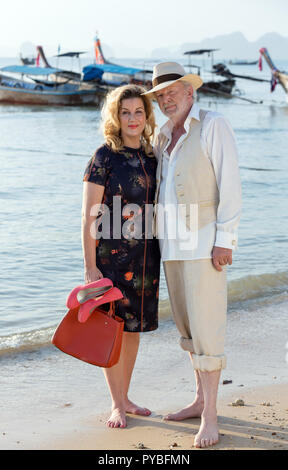 16. Februar 2018, Thailand, bei Krabi: 16 Februar 2018, Thailand, bei Krabi: Die Schauspielerin Alexa Maria Surholt und der Schauspieler Michael Gwisdek während der Dreharbeiten von "In aller Freundschaft - Zwei Herzen" im Februar 2018. Am 26. Oktober 2018 erfolgreichste deutsche Krankenhaus-Serie "In aller Freundschaft" feiert sein 20-jähriges Bestehen. Am Freitag (26.10.2018) um 20:15, Das Erste zeigt das Bestehen des In aller Freundschaft - zwei Herzen' (In aller Freundschaft - zwei Herzen) in Funktion Länge anlässlich des Jubiläums. Foto: Thomas Schulze/dpa-Zentralbild/ZB Stockfoto