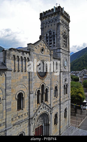 Mer, Frankreich. 08 Sep, 2018. Blick auf die Notre Dame von Bagnères-de-Luchon (Bagneres de Luchon) in den französischen Pyrenäen, Hinzugefügt am 08.09.2018 | Verwendung der weltweiten Kredit: dpa/Alamy leben Nachrichten Stockfoto