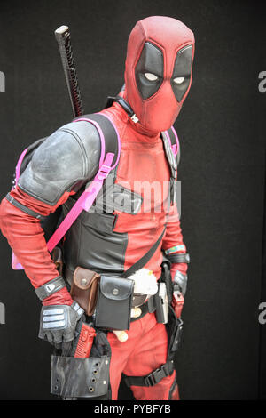 ExCel, London, 26. Okt 2018. Deadpool wirft wütend. MCM Comic Con wieder einmal zieht Tausende von cosplayer, Comic und Film Fans, viele in Kostümen und gekleidet, wie Ihre Lieblingsfiguren. Credit: Imageplotter Nachrichten und Sport/Alamy leben Nachrichten Stockfoto