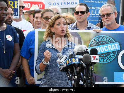 Hollywood, Florida, USA. 26 Okt, 2018. Kongressabgeordnete Debbie Wasserman Schultz (FL-23) beantwortet Fragen aus der Presse nach der Abstimmung in Hollywood Freitag morgen über die mutmaßliche Pakete auf ihre Büros im Sonnenaufgang und Aventura Donnerstag. Taimy Alvarez/South Florida Sun Sentinel Credit: Sonne-hinweissymbol/ZUMA Draht/Alamy Live News gefunden Stockfoto