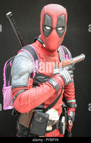 ExCel, London, 26. Okt 2018. Deadpool wirft wütend. MCM Comic Con wieder einmal zieht Tausende von cosplayer, Comic und Film Fans, viele in Kostümen und gekleidet, wie Ihre Lieblingsfiguren. Credit: Imageplotter Nachrichten und Sport/Alamy leben Nachrichten Stockfoto