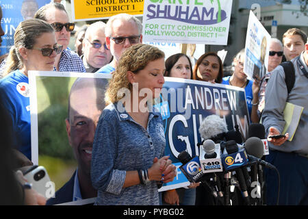 Hollywood, Florida, USA. 26 Okt, 2018. Kongressabgeordnete Debbie Wasserman Schultz (FL-23) beantwortet Fragen aus der Presse nach der Abstimmung in Hollywood Freitag morgen über die mutmaßliche Pakete auf ihre Büros im Sonnenaufgang und Aventura Donnerstag. Taimy Alvarez/South Florida Sun Sentinel Credit: Sonne-hinweissymbol/ZUMA Draht/Alamy Live News gefunden Stockfoto