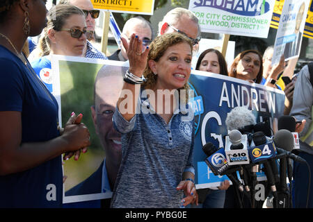 Hollywood, Florida, USA. 26 Okt, 2018. Kongressabgeordnete Debbie Wasserman Schultz (FL-23) beantwortet Fragen aus der Presse nach der Abstimmung in Hollywood Freitag morgen über die mutmaßliche Pakete auf ihre Büros im Sonnenaufgang und Aventura Donnerstag. Taimy Alvarez/South Florida Sun Sentinel Credit: Sonne-hinweissymbol/ZUMA Draht/Alamy Live News gefunden Stockfoto