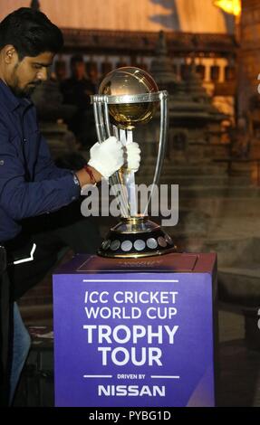 Kathmandu, Nepal. 26 Okt, 2018. Eine offizielle setzt die ICC (International Cricket Council) WM-Pokal, da es für die ICC Cricket World Cup Trophy Tour an Swaymbhu in Kathmandu, Nepal, 26. Oktober 2018 angekommen. Credit: Sunil Sharma/Xinhua/Alamy leben Nachrichten Stockfoto