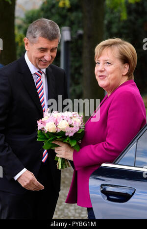 Prag, Tschechische Republik. 26 Okt, 2018. Der tschechische Premierminister Andrej Babis (links) trifft die Deutsche Bundeskanzlerin Angela Merkel (rechts) auf die Feiern der Tschechoslowakei's Centenary, in Prag, Tschechische Republik, am 26. Oktober 2018. Credit: Roman Vondrous/CTK Photo/Alamy leben Nachrichten Stockfoto