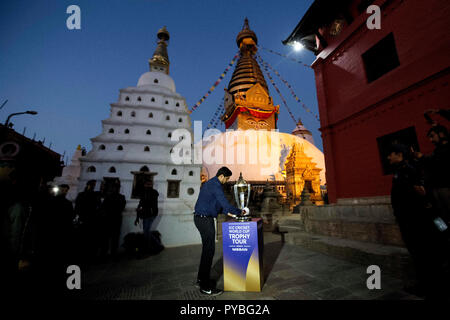 Kathmandu, Nepal. 26 Okt, 2018. Eine offizielle setzt die ICC (International Cricket Council) WM-Pokal, da es für die ICC Cricket World Cup Trophy Tour an Swaymbhu in Kathmandu, Nepal, 26. Oktober 2018 angekommen. Credit: Sunil Sharma/Xinhua/Alamy leben Nachrichten Stockfoto