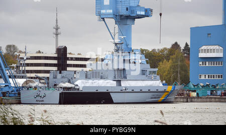 Wolgast, Deutschland. 25 Okt, 2018. 25. Oktober 2018, Deutschland, Wolgast: ein marineschiff (ein Schiff unbekannter Art) für Saudi-arabien liegt an der Ausrüstung Kai an der Peene Werft. Die bremer Luerssen-Gruppe, zu der der Wolgaster Werft gehört, die milliardenschweren Auftrag für den Bau einer Flotte von neuen Saudi Patrouillenboote erhalten hatte und begann den Bau im Jahr 2015. Quelle: Stefan Sauer/dpa-Zentralbild/ZB/dpa/Alamy leben Nachrichten Stockfoto