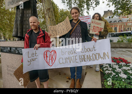 London, Großbritannien. 26. Oktober 2018. Ein Protest im Parlament Platz fordert dringend tätig zu werden, um die schlimmsten Folgen des Klimawandels zu vermeiden. Der Protest war die erste in London als Teil # FridaysForFuture findet in vielen Städten und Gemeinden auf der ganzen Welt, insbesondere feierte die jüngsten Maßnahmen der 15-jährige Greta Thunberg, anstatt zu gehen, zurück in die Schule am Ende der Sommerpause im August außerhalb des schwedischen Parlaments protestiert, das Gesetz zu brechen die Schule Streik für Klima zu starten. Credit: Peter Marschall/Alamy leben Nachrichten Stockfoto