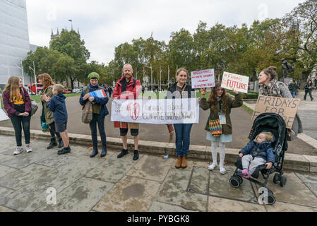 London, Großbritannien. 26. Oktober 2018. Ein Protest im Parlament Platz fordert dringend tätig zu werden, um die schlimmsten Folgen des Klimawandels zu vermeiden. Der Protest war die erste in London als Teil # FridaysForFuture findet in vielen Städten und Gemeinden auf der ganzen Welt, insbesondere feierte die jüngsten Maßnahmen der 15-jährige Greta Thunberg, anstatt zu gehen, zurück in die Schule am Ende der Sommerpause im August außerhalb des schwedischen Parlaments protestiert, das Gesetz zu brechen die Schule Streik für Klima zu starten. Credit: Peter Marschall/Alamy leben Nachrichten Stockfoto