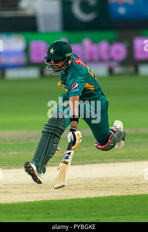 Dubai, VAE. 26. Okt 2018. Babar Azam von Pakistan macht seinen Boden während der 2 T 20 Internationale zwischen Pakistan und Australien am Dubai International Stadium, Dubai, UAE am 26. Oktober 2018. Foto von Grant Winter. Credit: UK Sport Pics Ltd/Alamy leben Nachrichten Stockfoto