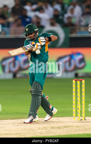 Dubai, VAE. 26. Okt 2018. Babar Azam von Pakistan batting während des 2 T 20 Internationale zwischen Pakistan und Australien am Dubai International Stadium, Dubai, UAE am 26. Oktober 2018. Foto von Grant Winter. Credit: UK Sport Pics Ltd/Alamy leben Nachrichten Stockfoto