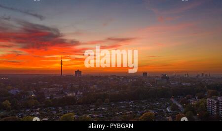 Firo: 16.10.2018, Fernsehturm Florian Dortmund, Signal Iduna Park, Westfalenpark, Sonnenuntergang, Einleger, Funktion, Allgemein, Drone, Luftaufnahme, | Verwendung weltweit Stockfoto