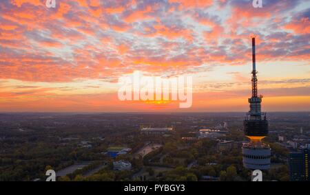 Firo: 16.10.2018, Fernsehturm Florian Dortmund, Signal Iduna Park, Westfalenpark, Sonnenuntergang, Einleger, Funktion, Allgemein, Drone, Luftaufnahme, | Verwendung weltweit Stockfoto