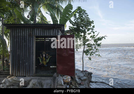 Naria, Shariatpur, Bangladesch. 16 Aug, 2018. Ein Tempel mit einem Idol gesehen Am Ufer in den Fluss Padma jederzeit aufgelöst werden. Auswirkungen des Klimawandels sind sehr visuell in einem Land wie Bangladesch. Im Jahr 2018, ein schneller Fluss erosion Geschehen rund um die Bereiche neben dem Padma River. Viele Menschen verloren ihre Häuser, Grundstücke und die Art zu Leben. Dieser schnellen Fluss erosion machte viele Klimaflüchtlingen. Credit: Ziaul Haque Oisharjh/SOPA Images/ZUMA Draht/Alamy leben Nachrichten Stockfoto