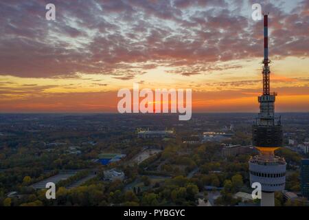 Firo: 16.10.2018, Fernsehturm Florian Dortmund, Signal Iduna Park, Westfalenpark, Sonnenuntergang, Einleger, Funktion, Allgemein, Drone, Luftaufnahme, | Verwendung weltweit Stockfoto