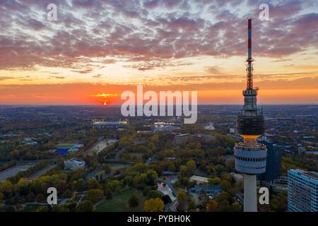 Firo: 16.10.2018, Fernsehturm Florian Dortmund, Signal Iduna Park, Westfalenpark, Sonnenuntergang, Einleger, Funktion, Allgemein, Drone, Luftaufnahme, | Verwendung weltweit Stockfoto