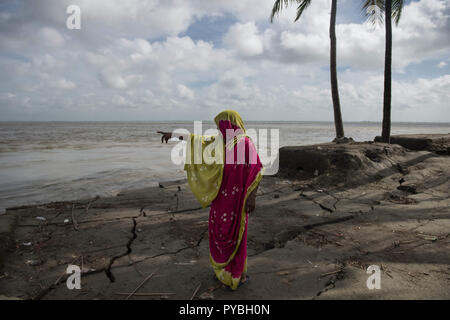 Naria, Shariatpur, Bangladesch. 16 Aug, 2018. Rukia (55) gesehen an den Ort, wo Ihr Haus vor dem Lösen in Padma. Auswirkungen des Klimawandels sehr in einem Land wie Bangladesch visuelle zeigte. Im Jahr 2018, ein schneller Fluss erosion Geschehen rund um die Bereiche neben dem Padma River. Viele Menschen verloren ihre Häuser, Grundstücke und die Art zu Leben. Dieser schnellen Fluss erosion machte viele Klimaflüchtlingen. Credit: Ziaul Haque Oisharjh/SOPA Images/ZUMA Draht/Alamy leben Nachrichten Stockfoto