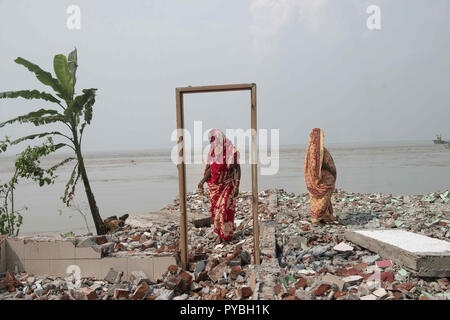 Naria, Shariatpur, Bangladesch. 14 Sep, 2018. Zwei Frau gesehen, die auf Reste von einem Haus, erodiert wurde. Auswirkungen des Klimawandels sehr in einem Land wie Bangladesch visual sind. Im Jahr 2018, ein schneller Fluss erosion Geschehen rund um die Bereiche neben dem Padma River. Viele Menschen verloren ihre Häuser, Grundstücke und die Art zu Leben. Dieser schnellen Fluss erosion machte viele Klimaflüchtlingen. Credit: Ziaul Haque Oisharjh/SOPA Images/ZUMA Draht/Alamy leben Nachrichten Stockfoto