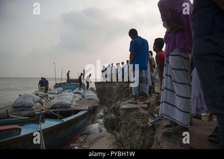 Naria, Shariatpur, Bangladesch. 14 Sep, 2018. Der lokalen Bevölkerung und Behörden gesehen am Flussufer neben einem Boot mit Sandsäcken verwendet Rapid River Erosion zu stoppen. Die Auswirkungen des Klimawandels sind sehr visuell in einem Land wie Bangladesch. Im Jahr 2018, ein schneller Fluss erosion Geschehen rund um die Bereiche neben dem Padma River. Viele Menschen verloren ihre Häuser, Grundstücke und die Art zu Leben. Dieser schnellen Fluss erosion machte viele Klimaflüchtlingen. Credit: Ziaul Haque Oisharjh/SOPA Images/ZUMA Draht/Alamy leben Nachrichten Stockfoto