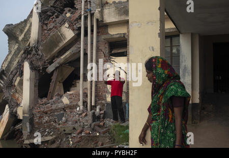 Naria, Shariatpur, Bangladesch. 14 Sep, 2018. Ein Mann gesehen, ein Foto und eine Frau, die im Krankenhaus, die durch den Fluss erodiert. Auswirkungen des Klimawandels sehr in einem Land wie Bangladesch visual sind. Im Jahr 2018, ein schneller Fluss erosion Geschehen rund um die Bereiche neben dem Padma River. Viele Menschen verloren ihre Häuser, Grundstücke und die Art zu Leben. Dieser schnellen Fluss erosion machte viele Klimaflüchtlingen. Credit: Ziaul Haque Oisharjh/SOPA Images/ZUMA Draht/Alamy leben Nachrichten Stockfoto