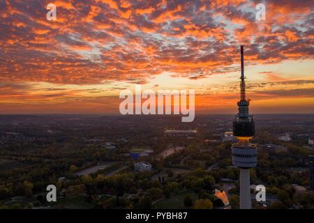 Dortmund, Deutschland. 16 Okt, 2018. firo: 16.10.2018, Fernsehturm Florian Dortmund, Signal Iduna Park, Westfalenpark, Sonnenuntergang, Einleger, Funktion, Allgemein, Drone, Luftaufnahme, | Verwendung der weltweiten Kredit: dpa/Alamy leben Nachrichten Stockfoto