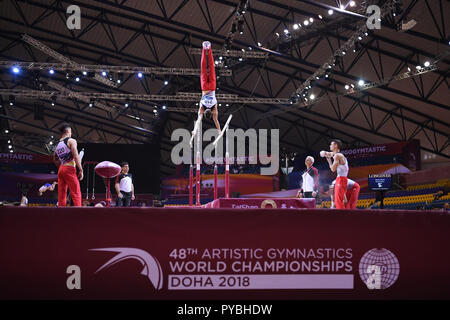 Doha, Katar. 26 Okt, 2018. Team Deutschland Gymnastik an der Bar. GES/Turnen/Gymnastik Weltmeisterschaften in Doha, Qualifizierung, 26.10.2018 - GES/Turnen/Gymnastik Weltmeisterschaften, Doha/Katar: 26.10.2018 - | Verwendung der weltweiten Kredit: dpa/Alamy leben Nachrichten Stockfoto