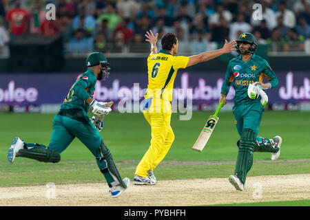 Dubai, VAE. 26. Okt 2018. Nathan Coulter-Nile von Australien Beschwerden während der 2 T 20 Internationale zwischen Pakistan und Australien am Dubai International Stadium, Dubai, UAE am 26. Oktober 2018. Foto von Grant Winter. Credit: UK Sport Pics Ltd/Alamy leben Nachrichten Stockfoto