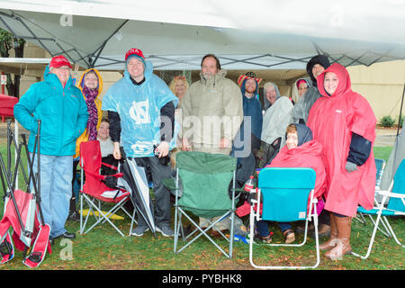 Charlotte, NC, USA. 26. Oktober 2018. Trump Unterstützer gerne trotzen dem Regen die Bojangles Arena in Charlotte, um gute Sitze an der Trumpf MAGA Rallye in Charlotte, NC, heute abend zu erhalten. Einige Unterstützer kam um 3:00 Uhr am Donnerstag und haben in Zelten lagerten. Credit: Schloss Bilder/Alamy leben Nachrichten Stockfoto