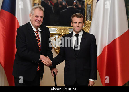 Prag, Tschechische Republik. 26 Okt, 2018. Der Präsident der Tschechischen Republik, Milos Zeman, Links, begrüßt seinen französischen Amtskollegen Emmanuel Längestrich in Prag, Tschechische Republik, Freitag, 26. Oktober 2018. Credit: Roman Vondrous/CTK Photo/Alamy leben Nachrichten Stockfoto