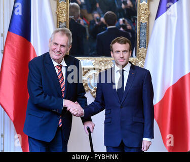 Prag, Tschechische Republik. 26 Okt, 2018. Der Präsident der Tschechischen Republik, Milos Zeman, Links, begrüßt seinen französischen Amtskollegen Emmanuel Längestrich in Prag, Tschechische Republik, Freitag, 26. Oktober 2018. Credit: Roman Vondrous/CTK Photo/Alamy leben Nachrichten Stockfoto