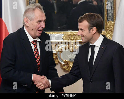 Prag, Tschechische Republik. 26 Okt, 2018. Der Präsident der Tschechischen Republik, Milos Zeman, Links, begrüßt seinen französischen Amtskollegen Emmanuel Längestrich in Prag, Tschechische Republik, Freitag, 26. Oktober 2018. Credit: Roman Vondrous/CTK Photo/Alamy leben Nachrichten Stockfoto
