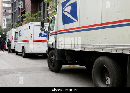 New York, NY, USA. 26. Okt, 2018. Ein US Postal Service auf West 56th. Die Straße wurde nach der Entdeckung eines Zwölften (12) Rohrbombe Paket in einer Sortieranlage in New York City am 26. Wieder geöffnet. Oktober 2018. Die Anlage auf der westlichen Seite in einer gemischten Business- Wohngegend war vom frühen Morgen geschlossen. © 2018 G. Ronald Lopez/DigiPixsAgain. us/Alamy leben Nachrichten Stockfoto