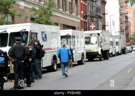 New York, NY, USA. 26. Okt, 2018. Ein US Postal Service auf West 56th. Die Straße wurde nach der Entdeckung eines Zwölften (12) Rohrbombe Paket in einer Sortieranlage in New York City am 26. Wieder geöffnet. Oktober 2018. Die Anlage auf der westlichen Seite in einer gemischten Business- Wohngegend war vom frühen Morgen geschlossen. © 2018 G. Ronald Lopez/DigiPixsAgain. us/Alamy leben Nachrichten Stockfoto