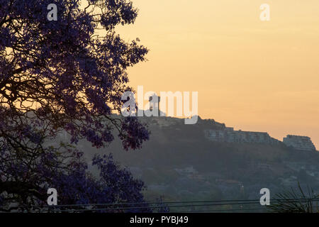 Johannesburg, Südafrika, 25. Oktober, 2018. Die Sonne über Northcliff Hügels, in Johannesburg, nach einem heißen Tag. Credit: Eva-Lotta Jansson/Alamy leben Nachrichten Stockfoto