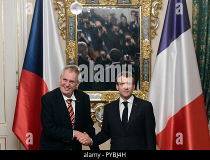Prag, Tschechische Republik. 26 Okt, 2018. Der Präsident der Tschechischen Republik, Milos Zeman, Links, begrüßt seinen französischen Amtskollegen Emmanuel Längestrich in Prag, Tschechische Republik, Freitag, Oktober 26, 2018, auf dem 100. Jahrestag der Gründung der Tschechoslowakei. Credit: Roman Vondrous/CTK Photo/Alamy leben Nachrichten Stockfoto
