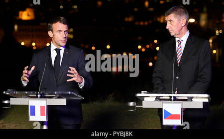 Prag, Tschechische Republik. 26 Okt, 2018. Der Tschechischen Republik Premierminister Andrej Babis, rechts, erfüllt der französische Präsident Emmanuel Längestrich in Prag, Tschechische Republik, Freitag, Oktober 26, 2018, auf dem 100. Jahrestag der Gründung der Tschechoslowakei. Credit: Ondrej Deml/CTK Photo/Alamy leben Nachrichten Stockfoto
