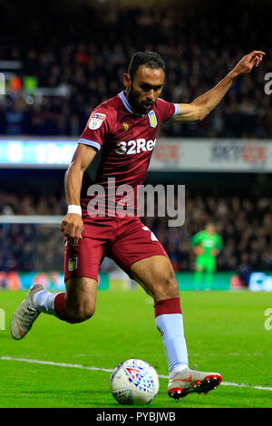 London, Großbritannien. 26. Okt 2018. Ahmed Elmohamady von Aston Villa in Aktion. EFL Skybet Meisterschaft übereinstimmen, Queens Park Rangers gegen Aston Villa an der Loftus Road Stadium in London am Freitag, den 26. Oktober 2018. Dieses Bild dürfen nur für redaktionelle Zwecke verwendet werden. Nur die redaktionelle Nutzung, eine Lizenz für die gewerbliche Nutzung erforderlich. Keine Verwendung in Wetten, Spiele oder einer einzelnen Verein/Liga/player Publikationen. pic von Steffan Bowen/Andrew Orchard sport Fotografie/Alamy leben Nachrichten Stockfoto